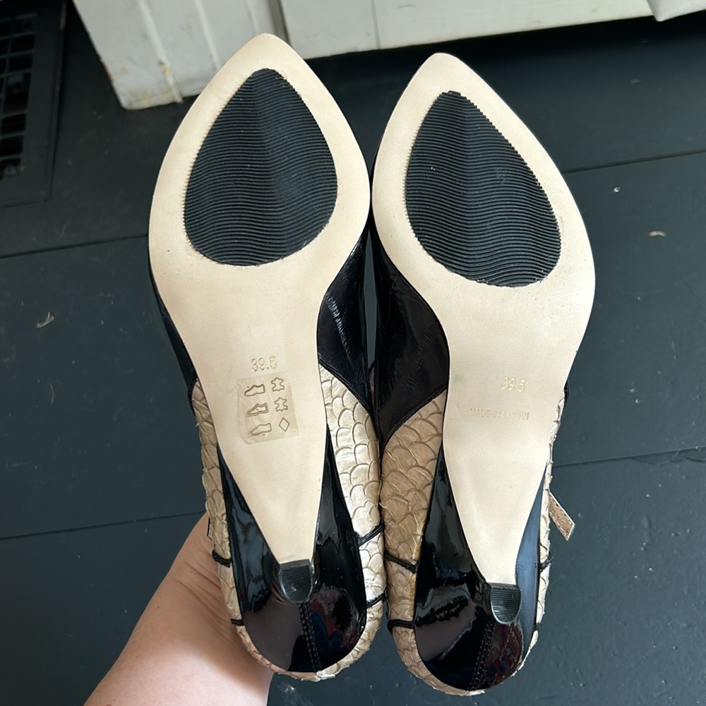 Anthropologie Kitten Heel Mary Janes Black & Gold 39.5 - Picture 4 of 6